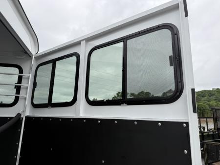 New 2026 Bee 2 HORSE SLANT Trailer
