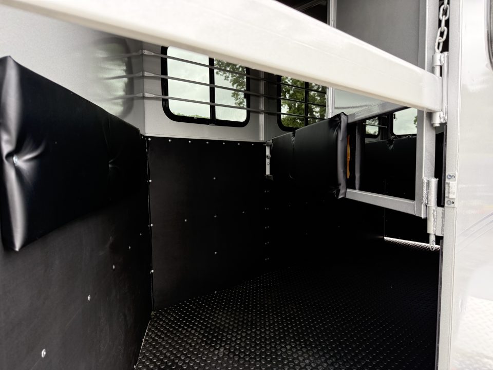 New 2026 Bee 3 HORSE SLANT Stock / Stock Combo Trailer