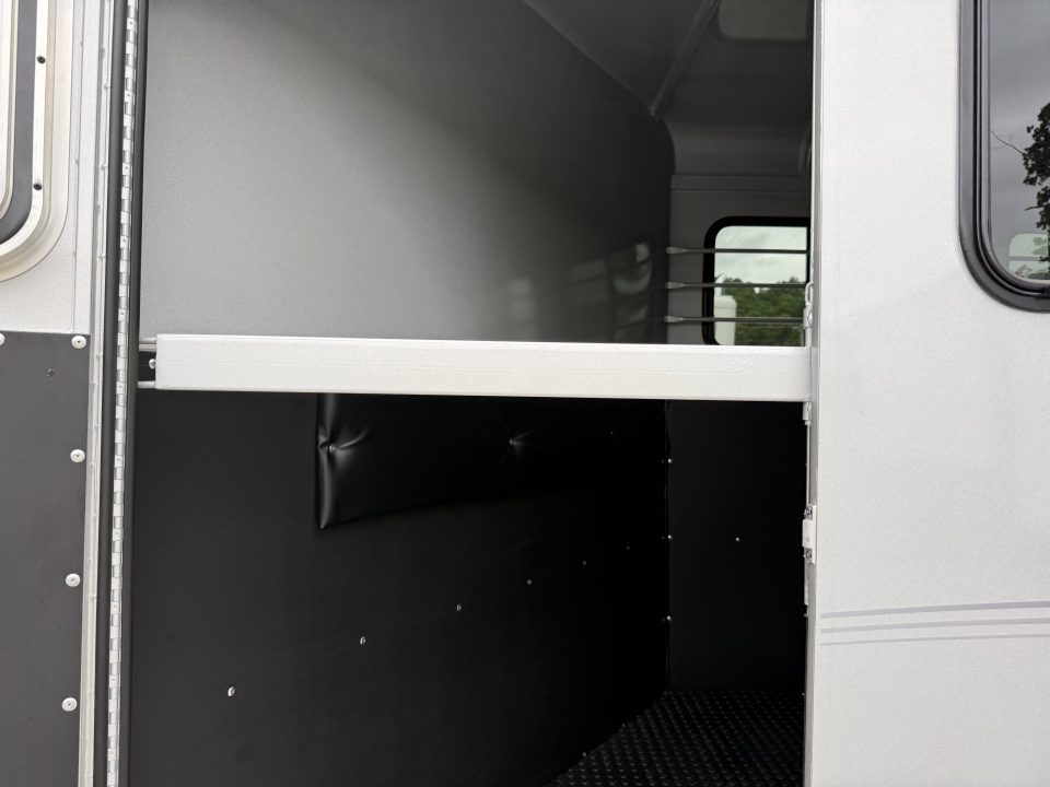 New 2026 Bee 3 HORSE SLANT Stock / Stock Combo Trailer
