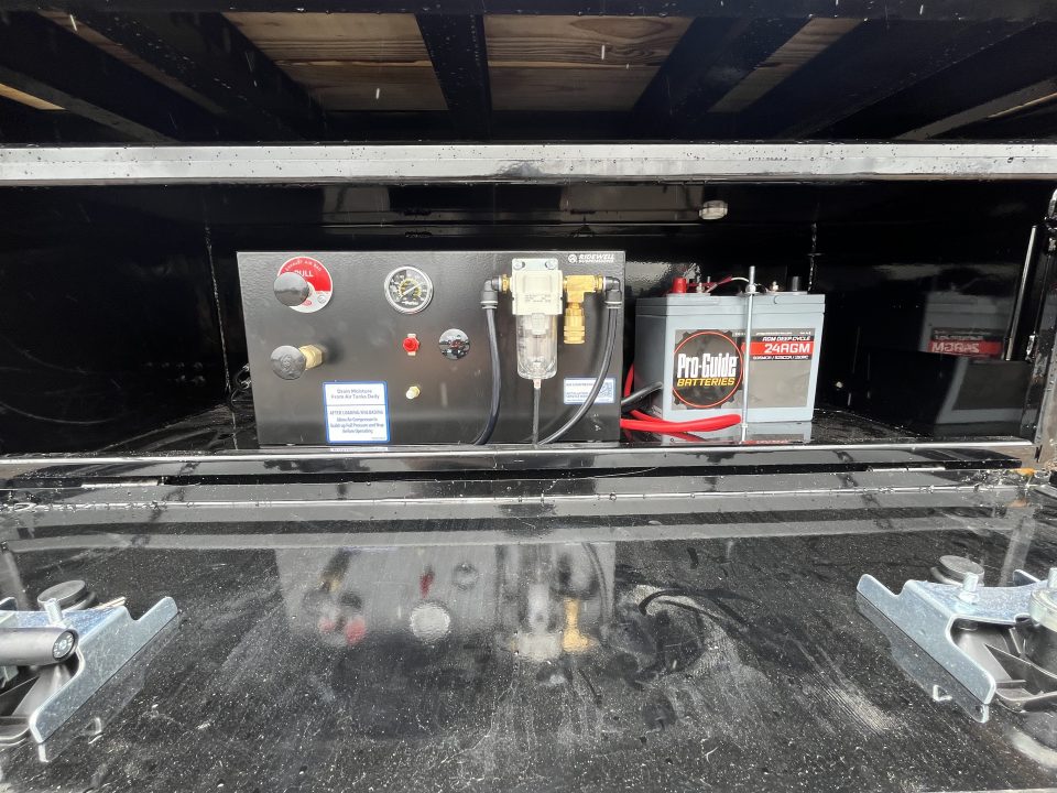 New 2027 MAXXD Gooseneck AIR RIDE Flatbed Trailer | 102" x 40' 40K GVWR
