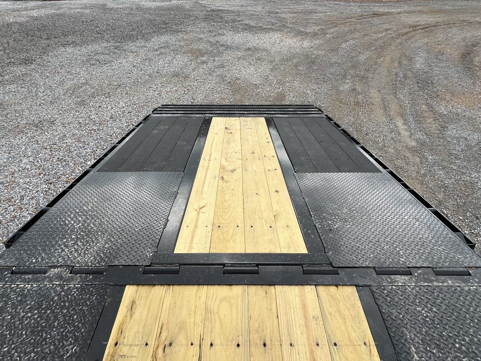 New 2027 MAXXD Hydraulic Dovetail Gooseneck Trailer | 34' x 102' 30K GVWR