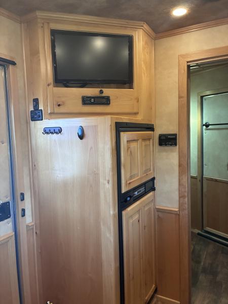 Used 2015 Cimarron Trailers 3H 13'LQ Horse Trailer