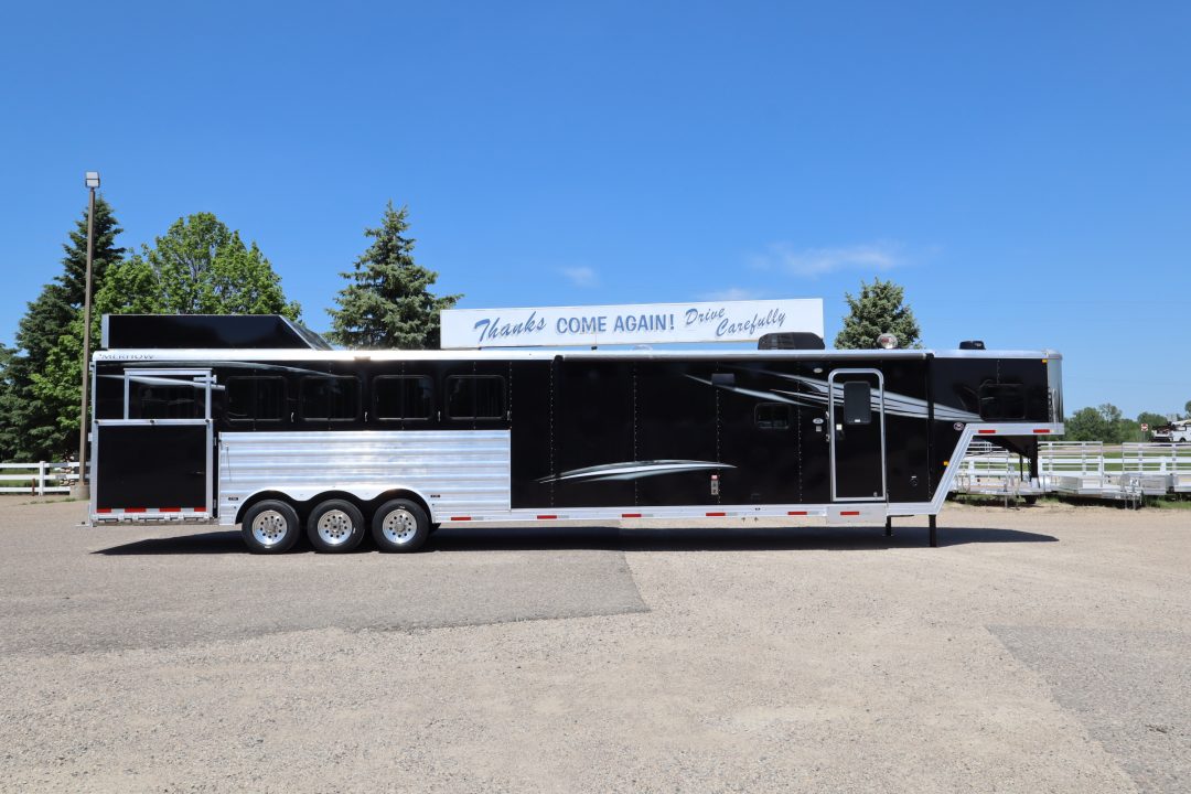 Used 2022 Merhow 5 Horse LQ Trailer W/Slide-Out