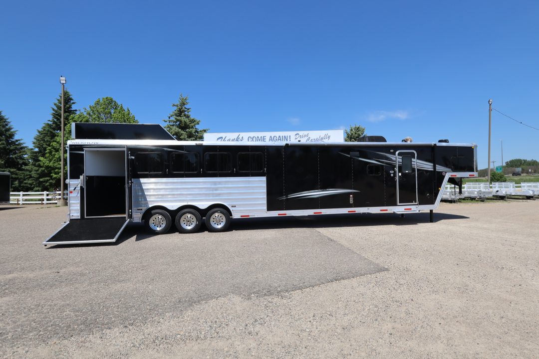Used 2022 Merhow 5 Horse LQ Trailer W/Slide-Out
