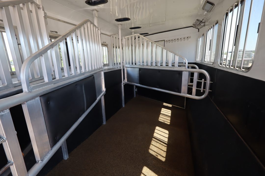 Used 2022 Merhow 5 Horse LQ Trailer W/Slide-Out