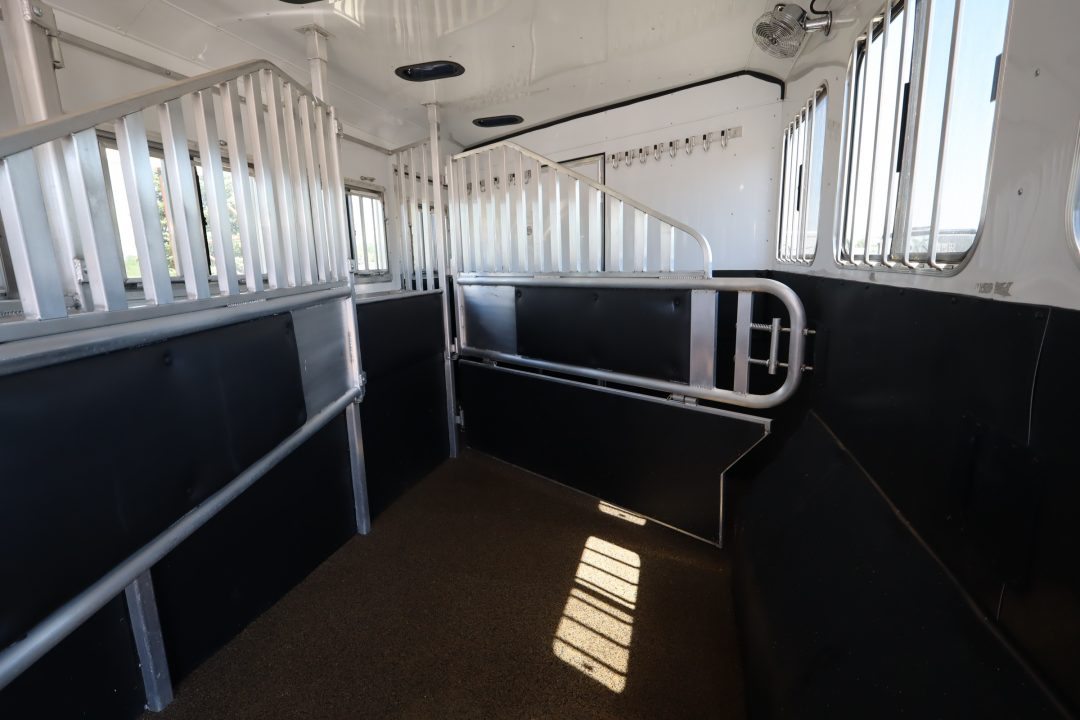 Used 2022 Merhow 5 Horse LQ Trailer W/Slide-Out