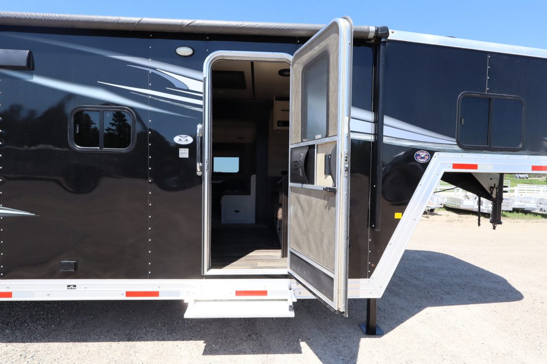 Used 2022 Merhow 5 Horse LQ Trailer W/Slide-Out