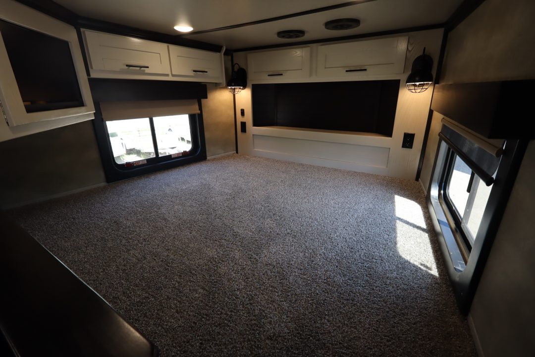 Used 2022 Merhow 5 Horse LQ Trailer W/Slide-Out