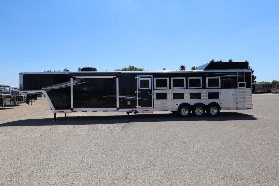 Used 2022 Merhow 5 Horse LQ Trailer W/Slide-Out