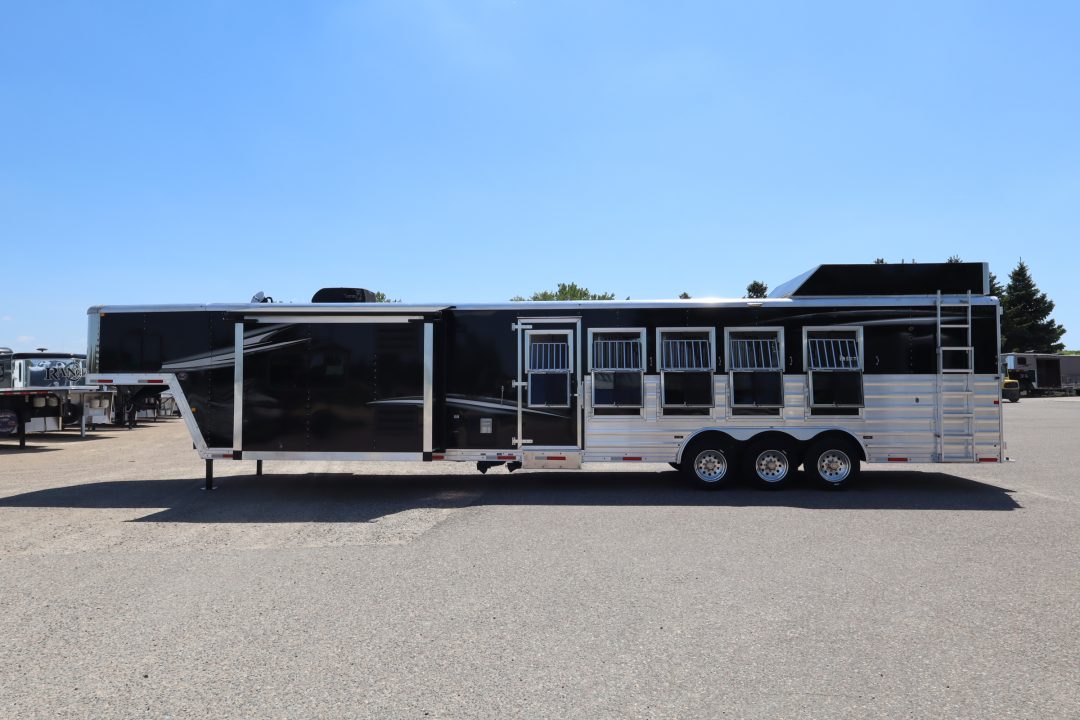 Used 2022 Merhow 5 Horse LQ Trailer W/Slide-Out
