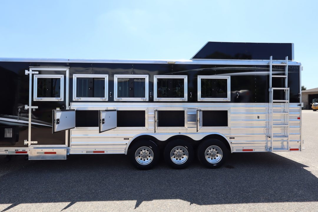 Used 2022 Merhow 5 Horse LQ Trailer W/Slide-Out