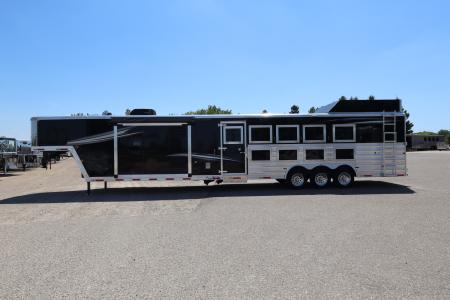Used 2022 Merhow 5 Horse LQ Trailer W/Slide-Out