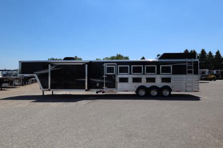 Used 2022 Merhow 5 Horse LQ Trailer W/Slide-Out