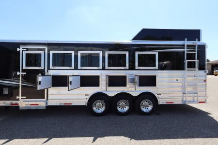 Used 2022 Merhow 5 Horse LQ Trailer W/Slide-Out