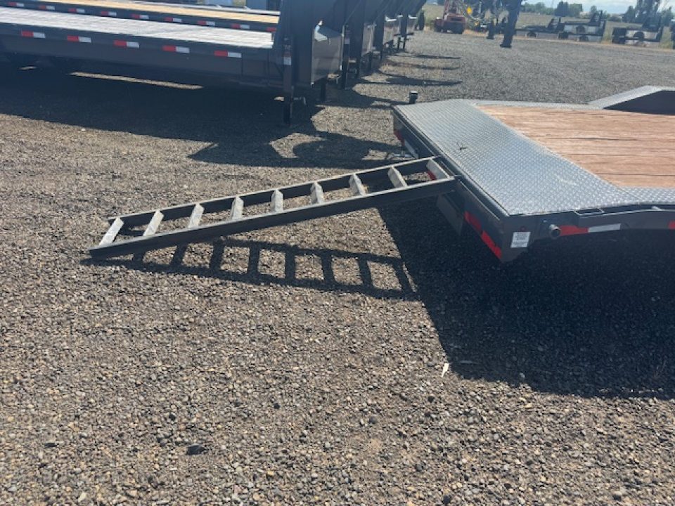 Used 2022 LAMAR TRAILERS H8 102x28 14K Flatbed Trailer GOOSENECK. USED