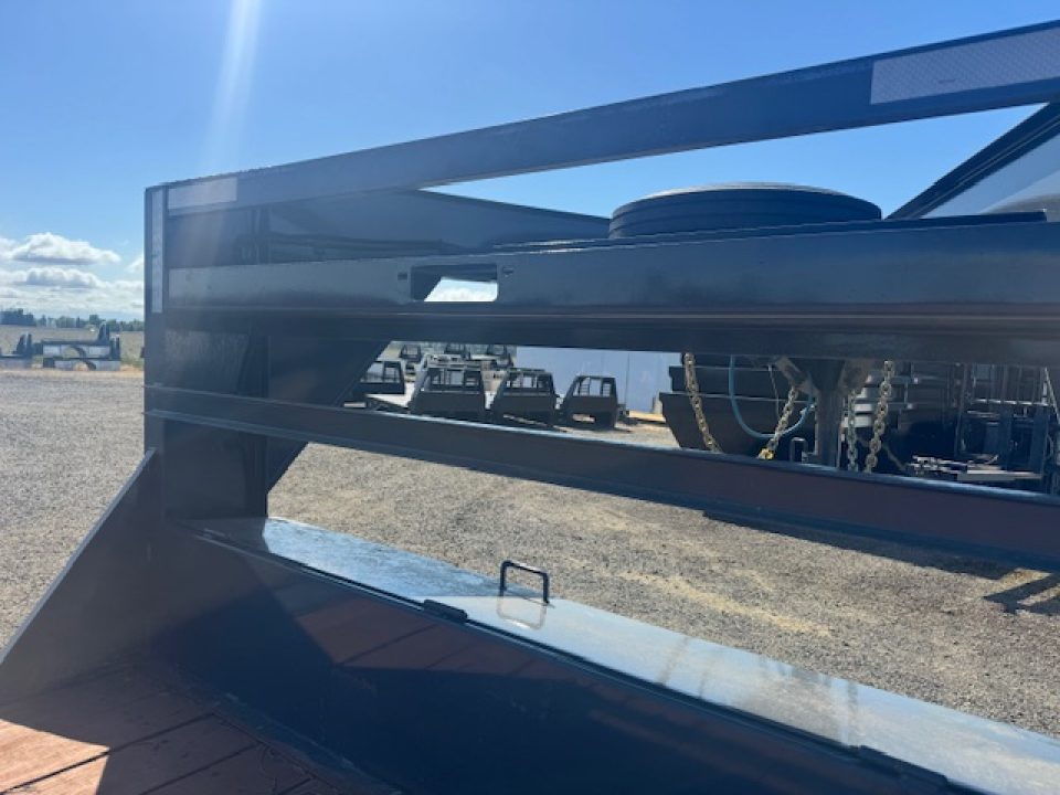 Used 2022 LAMAR TRAILERS H8 102x28 14K Flatbed Trailer GOOSENECK. USED