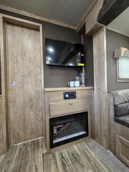 New 2026 Merhow Stampede 5 Horse Sideload Trailer