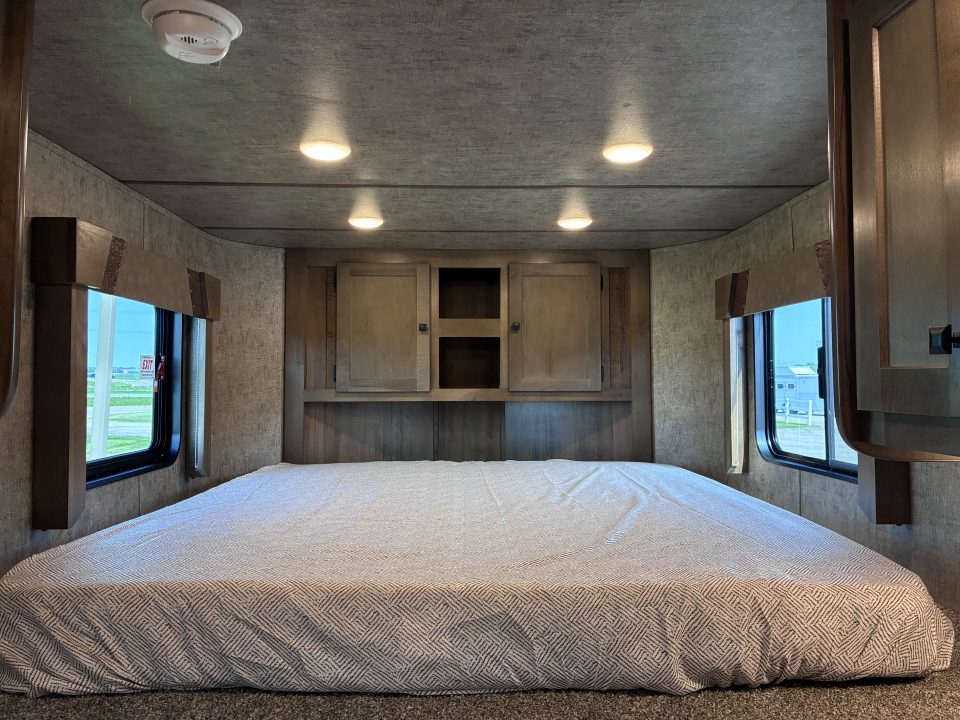 New 2027 Lakota Legacy 2H 7'LQ Horse Trailer