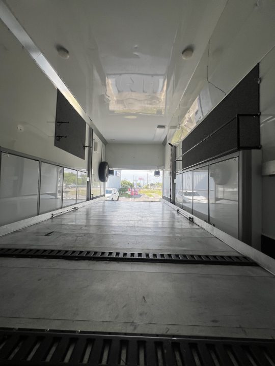 Used 2006 T&E 28' Stacker Trailer