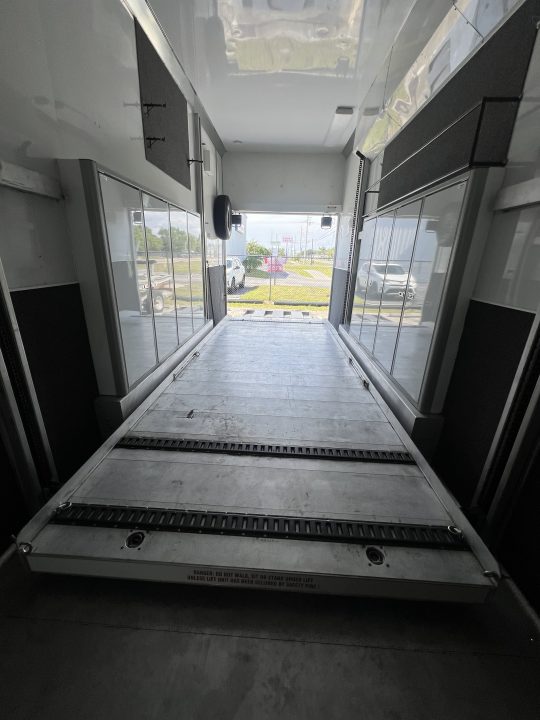 Used 2006 T&E 28' Stacker Trailer