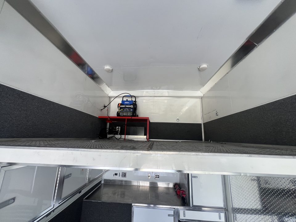 Used 2006 T&E 28' Stacker Trailer