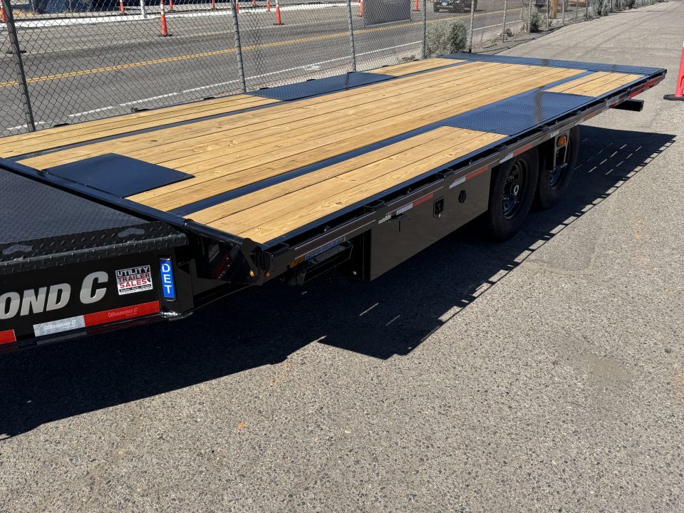 New 2026 Diamond C DET 20' - 15.5K Deckover Tilt Trailer
