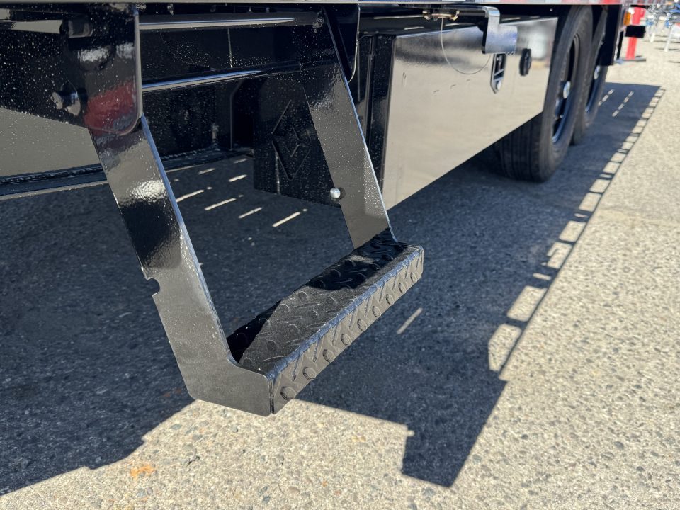New 2026 Diamond C DET 20' - 15.5K Deckover Tilt Trailer