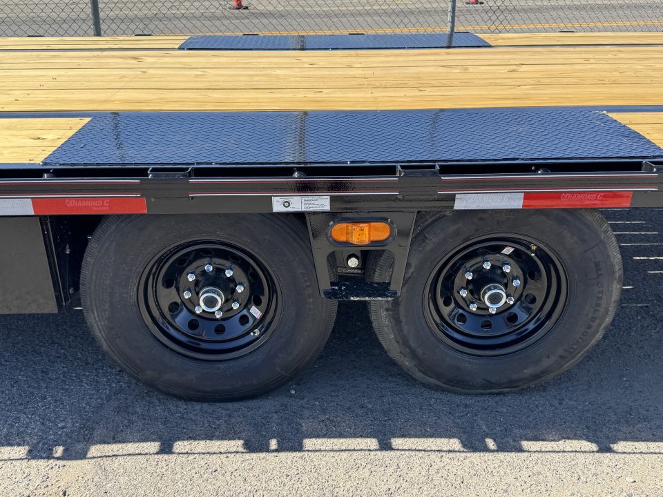 New 2026 Diamond C DET 20' - 15.5K Deckover Tilt Trailer