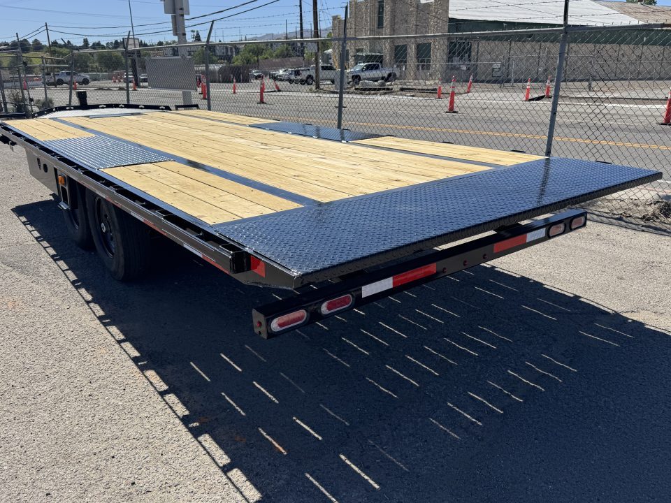 New 2026 Diamond C DET 20' - 15.5K Deckover Tilt Trailer