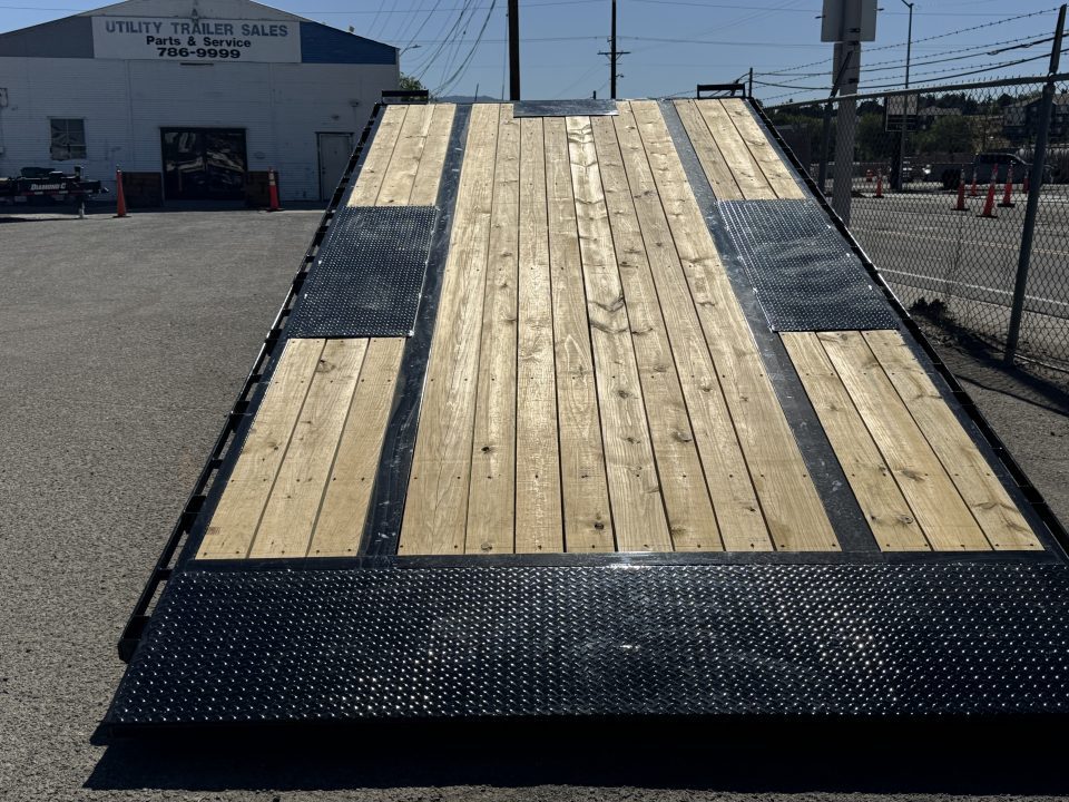 New 2026 Diamond C DET 20' - 15.5K Deckover Tilt Trailer