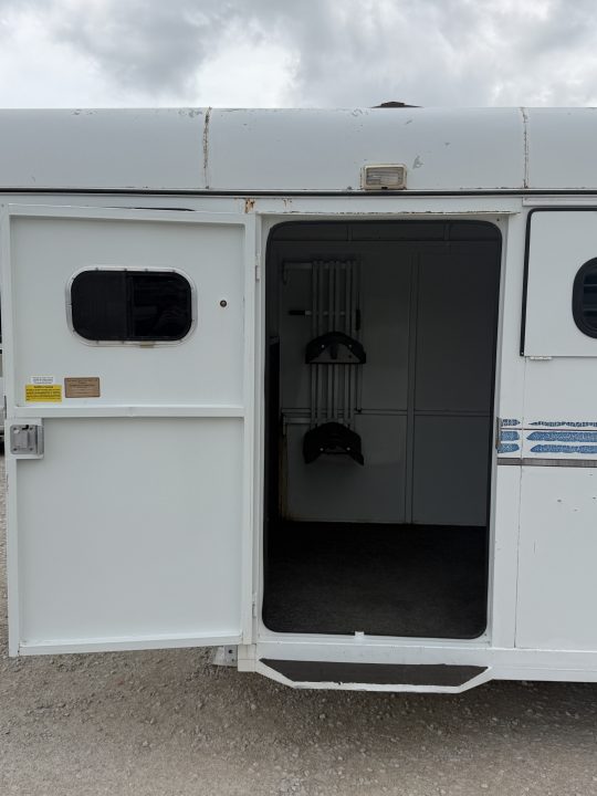 Used 1998 Sundowner 2 Horse Gooseneck Horse Trailer