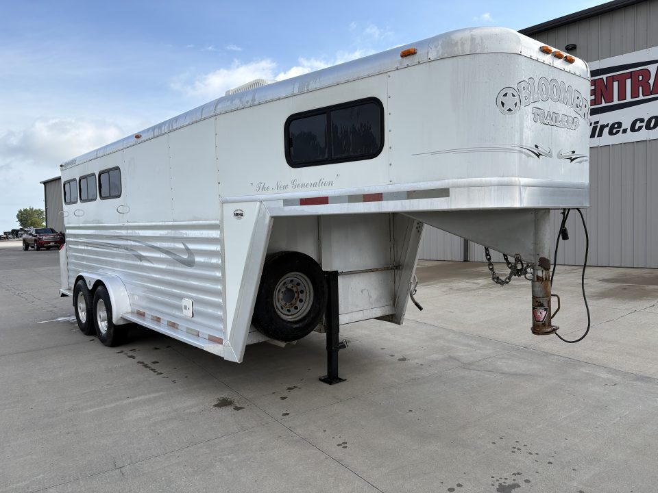 Used 2003 Bloomer 3 Horse Trailer