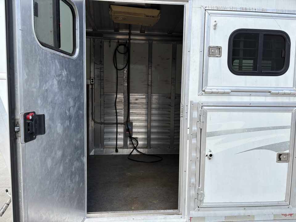 Used 2003 Bloomer 3 Horse Trailer