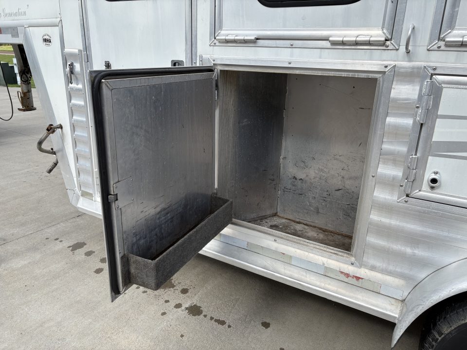 Used 2003 Bloomer 3 Horse Trailer