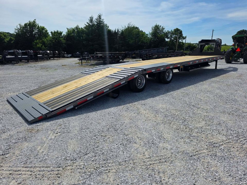 New 2026 Diamond C 40K FMAX216 TANDEM DUAL GN PACESETTER HYDROTAIL W/ BLACKWOOD RUNNERS/ HYDRO JACKS/ RATCHET RAIL/ AIR RIDE/ 102X40 Flatbed Trailer