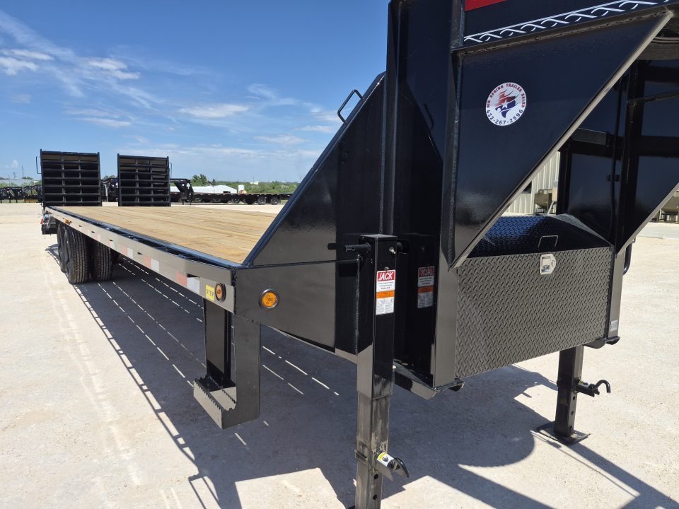 New 2026 East Texas Trailers 32' Gooseneck w/ Macho Ramps