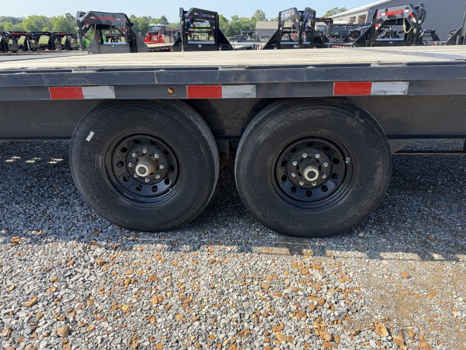 Used 2022 Lamar 102" x 30' 14k Gooseneck Flatbed Trailer