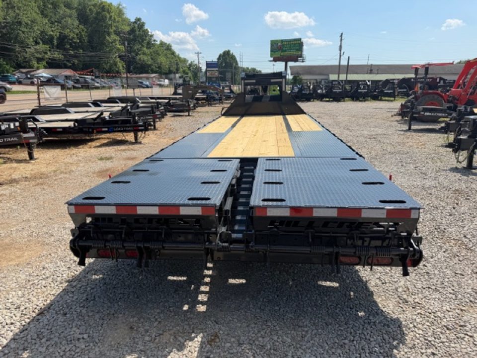 New HillCrest Gooseneck 20+5 22.9 W/ Max Ramps