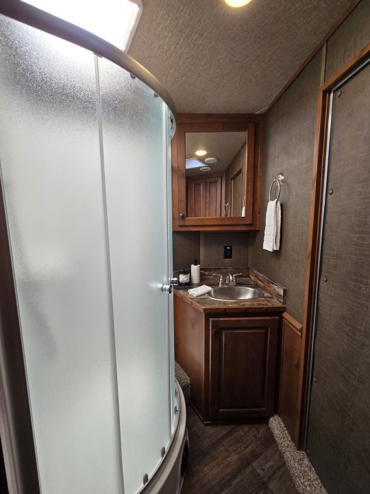 Used 2018 Merhow 8313 3 Horse Trailer