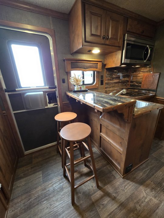 Used 2018 Merhow 8313 3 Horse Trailer