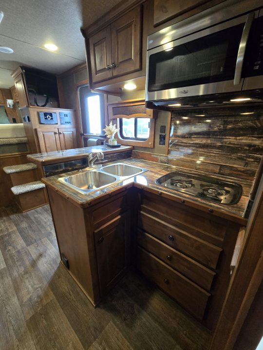 Used 2018 Merhow 8313 3 Horse Trailer