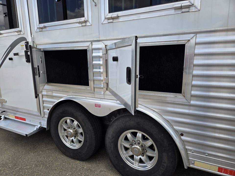 Used 2018 Merhow 8313 3 Horse Trailer
