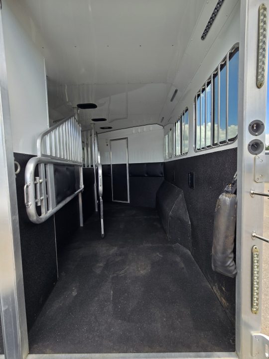 Used 2018 Merhow 8313 3 Horse Trailer