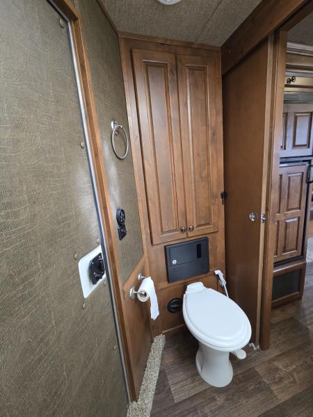 Used 2018 Merhow 8313 3 Horse Trailer