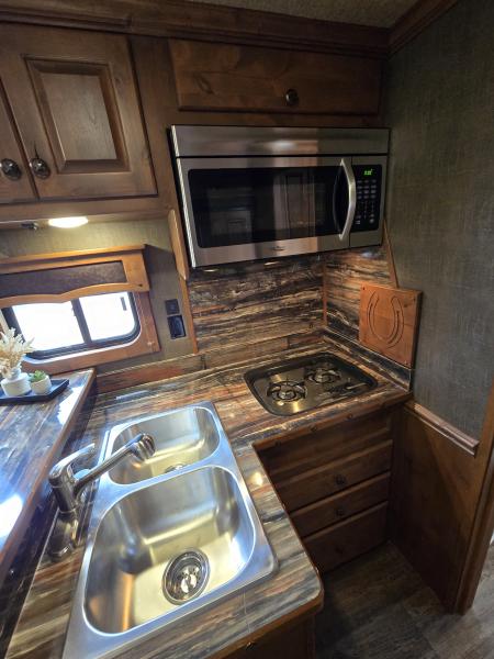 Used 2018 Merhow 8313 3 Horse Trailer