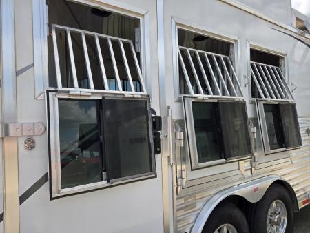 Used 2018 Merhow 8313 3 Horse Trailer