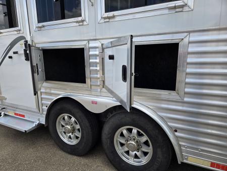 Used 2018 Merhow 8313 3 Horse Trailer