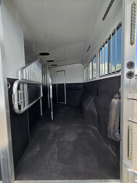 Used 2018 Merhow 8313 3 Horse Trailer