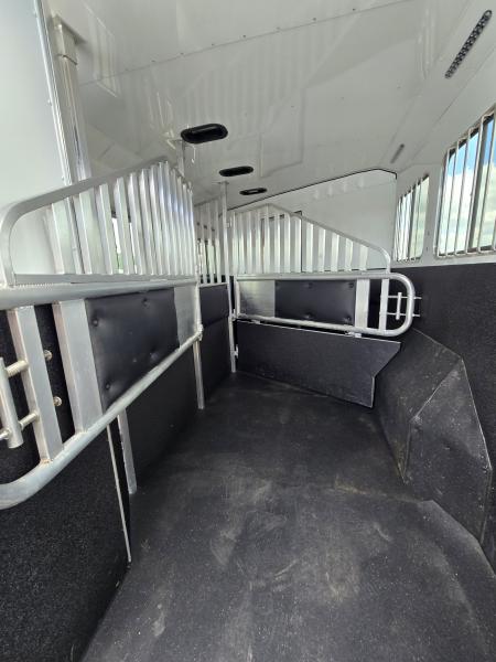 Used 2018 Merhow 8313 3 Horse Trailer