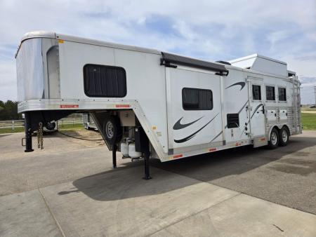 Used 2018 Merhow 8313 3 Horse Trailer